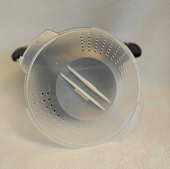 Pampered Chef 2qt Micro Cooker With Locking Lid - Picture 4 of 7